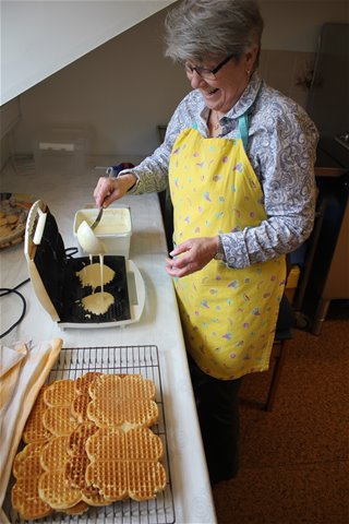 Vaffelsteker og strikkegeneral Eldbjørg Ramsrud. Foto: M. L. Moan